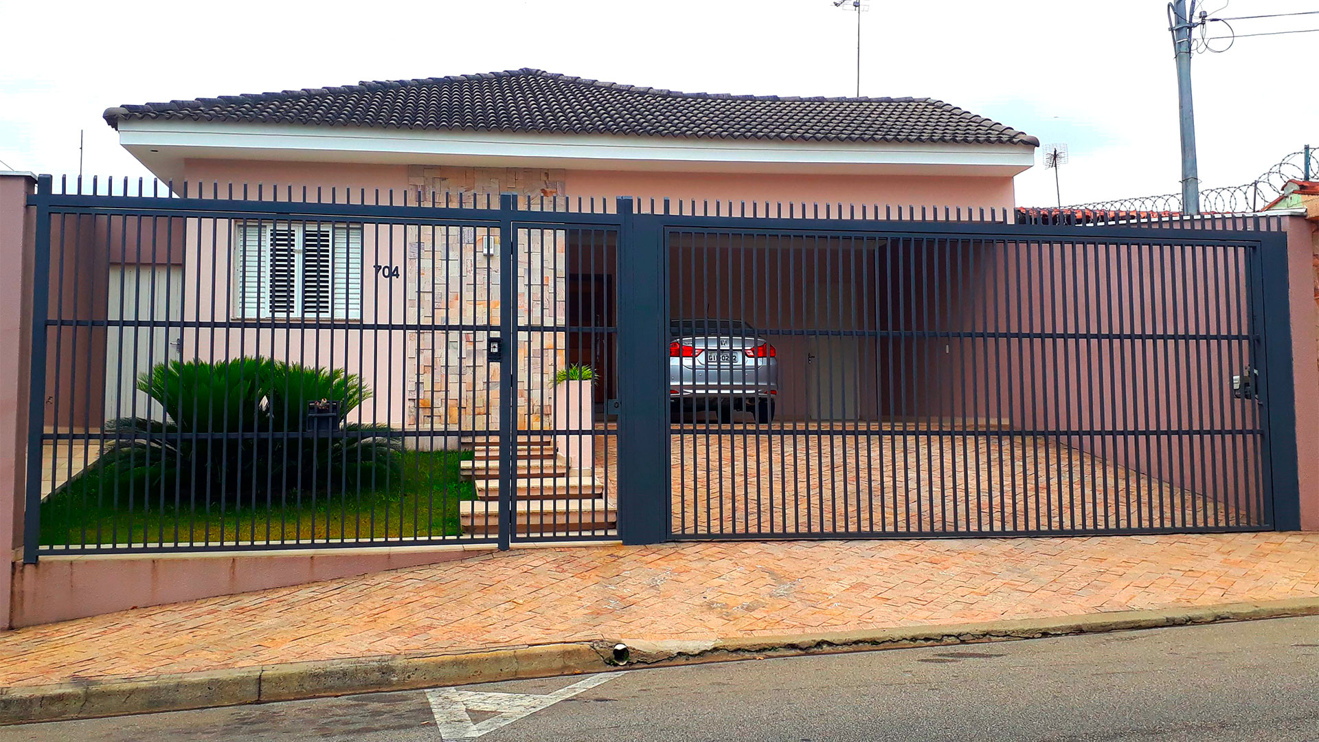 Serralheria Carvalho Portões Basculantes, Deslizantes, Pivotantes, Grades para Escadas e Sacadas em Sorocaba e região.